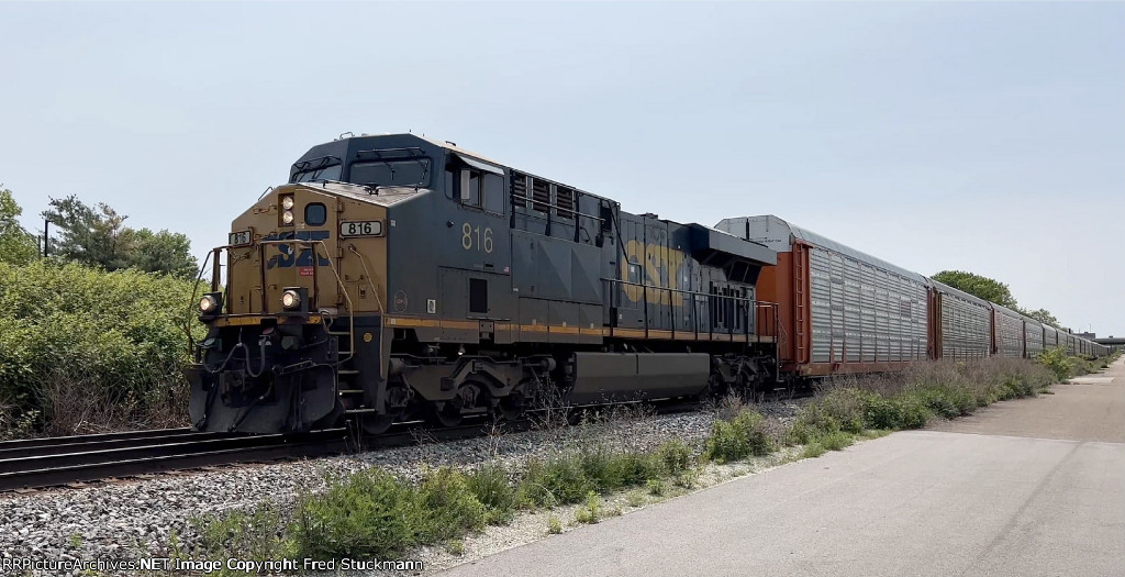 CSX 816 leads M214 east on 1.